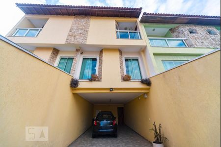Casa à venda com 187m², 3 quartos e 4 vagas Casa à venda com 187m², 3 quartos e 4 vagasFachada