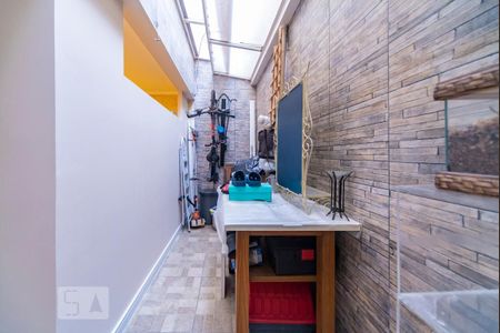 Casa à venda com 187m², 3 quartos e 4 vagas Casa à venda com 187m², 3 quartos e 4 vagasCorredor e Quintal