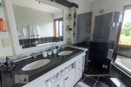 Casa de condomínio à venda com 304m², 4 quartos e 3 vagas Casa de condomínio à venda com 304m², 4 quartos e 3 vagasBanheiro da Suíte