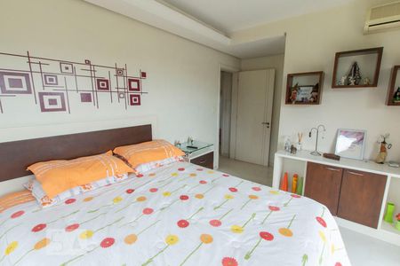 Casa de condomínio à venda com 304m², 4 quartos e 3 vagas Casa de condomínio à venda com 304m², 4 quartos e 3 vagasSuíte