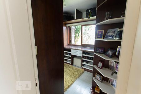 Casa de condomínio à venda com 304m², 4 quartos e 3 vagas Casa de condomínio à venda com 304m², 4 quartos e 3 vagasCloset da suíte