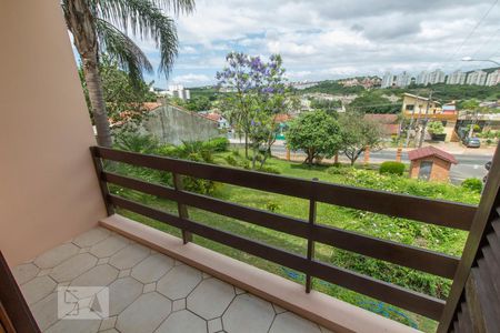 Casa de condomínio à venda com 304m², 4 quartos e 3 vagas Casa de condomínio à venda com 304m², 4 quartos e 3 vagasSacada Sala