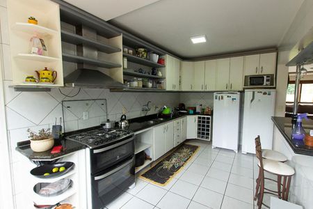 Casa de condomínio à venda com 304m², 4 quartos e 3 vagas Casa de condomínio à venda com 304m², 4 quartos e 3 vagasCozinha
