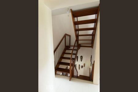 Casa de condomínio à venda com 304m², 4 quartos e 3 vagas Casa de condomínio à venda com 304m², 4 quartos e 3 vagasEscada acesso Sótão