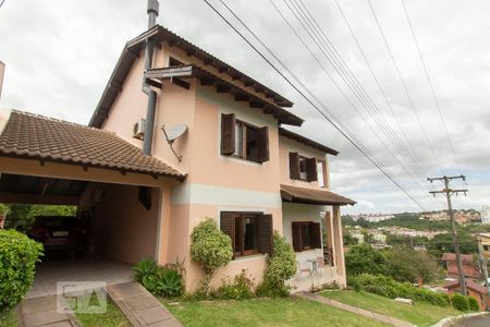 Casa de condomínio à venda com 304m², 4 quartos e 3 vagas Casa de condomínio à venda com 304m², 4 quartos e 3 vagasFachada