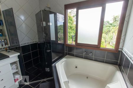 Casa de condomínio à venda com 304m², 4 quartos e 3 vagas Casa de condomínio à venda com 304m², 4 quartos e 3 vagasBanheiro da Suíte