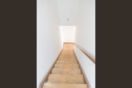 Casa à venda com 110m², 2 quartos e sem vaga Casa à venda com 110m², 2 quartos e sem vagaEscada