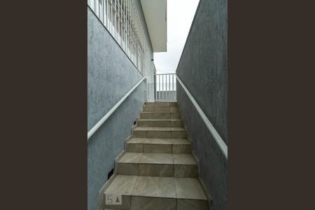 Casa à venda com 160m², 4 quartos e 2 vagasEscada de entrada