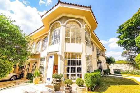 Casa à venda com 750m², 5 quartos e 5 vagas Casa à venda com 750m², 5 quartos e 5 vagasFachada