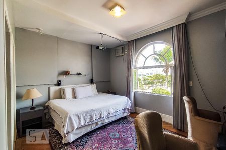 Casa à venda com 750m², 5 quartos e 5 vagas Casa à venda com 750m², 5 quartos e 5 vagasSuíte 3