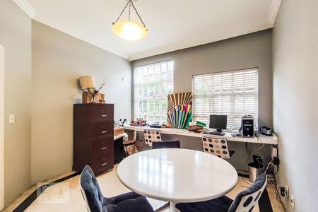 Casa à venda com 750m², 5 quartos e 5 vagas Casa à venda com 750m², 5 quartos e 5 vagasEscritório