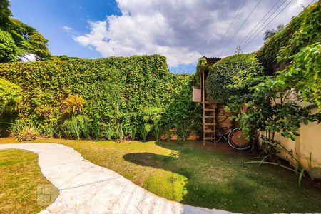 Casa à venda com 750m², 5 quartos e 5 vagas Casa à venda com 750m², 5 quartos e 5 vagasÁrea Externa / Jardim