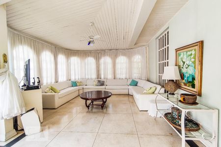 Casa à venda com 750m², 5 quartos e 5 vagas Casa à venda com 750m², 5 quartos e 5 vagasVaranda