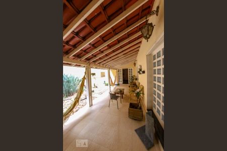 Casa à venda com 410m², 5 quartos e 4 vagas Casa à venda com 410m², 5 quartos e 4 vagasVaranda