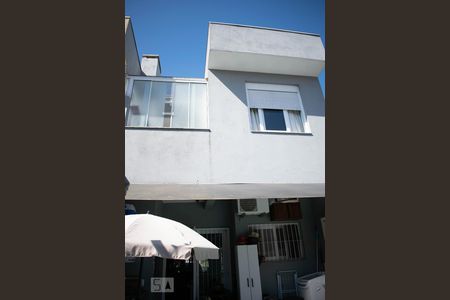 Casa à venda com 138m², 3 quartos e 2 vagasVista da Casa pela piscina