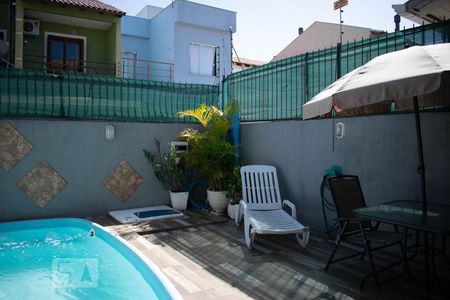 Casa à venda com 138m², 3 quartos e 2 vagasPiscina