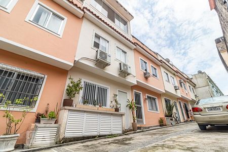 Casa à venda com 100m², 3 quartos e 1 vaga Casa à venda com 100m², 3 quartos e 1 vagaFachada