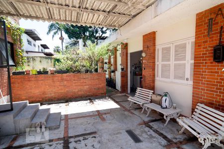 Casa à venda com 450m², 4 quartos e 3 vagas Casa à venda com 450m², 4 quartos e 3 vagasÁrea de Serviço