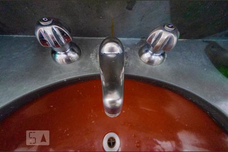 Casa à venda com 360m², 4 quartos e 4 vagasBanheiro da suíte 2