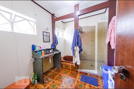 Casa à venda com 360m², 4 quartos e 4 vagasBanheiro da suíte 2