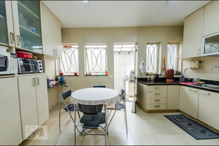 Casa à venda com 360m², 4 quartos e 4 vagasCozinha