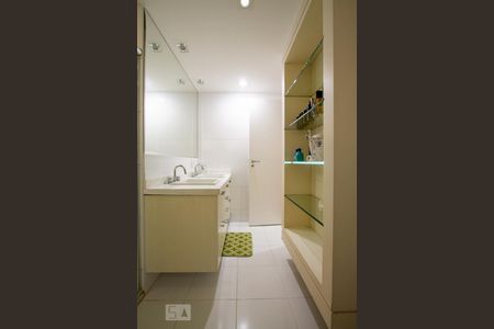 Apartamento à venda com 162m², 3 quartos e 2 vagas Apartamento à venda com 162m², 3 quartos e 2 vagasBanheiro da Suíte