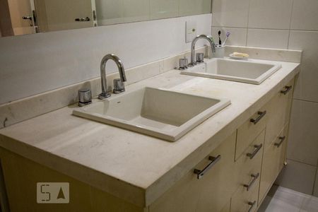 Apartamento à venda com 162m², 3 quartos e 2 vagas Apartamento à venda com 162m², 3 quartos e 2 vagasBanheiro da Suíte