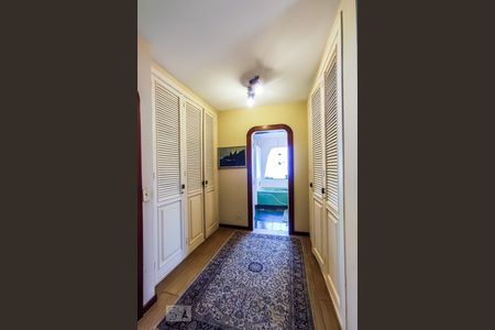 Casa de condomínio à venda com 450m², 4 quartos e 4 vagas Casa de condomínio à venda com 450m², 4 quartos e 4 vagasCloset Suíte 2