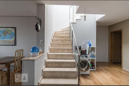 Casa à venda com 240m², 7 quartos e 8 vagas Casa à venda com 240m², 7 quartos e 8 vagasEscada