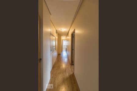 Casa à venda com 240m², 7 quartos e 8 vagas Casa à venda com 240m², 7 quartos e 8 vagasCorredor