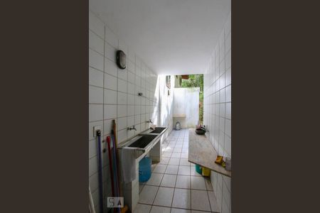 Casa de condomínio à venda com 520m², 4 quartos e 4 vagas Casa de condomínio à venda com 520m², 4 quartos e 4 vagasÁrea de Serviço