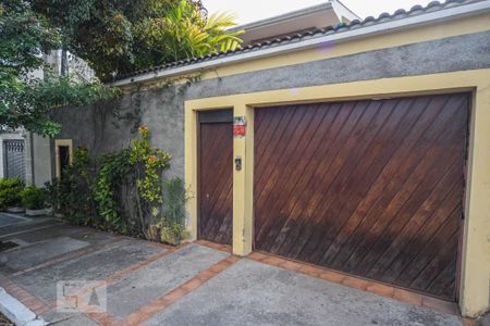 Casa à venda com 310m², 4 quartos e 10 vagas Casa à venda com 310m², 4 quartos e 10 vagasFachada