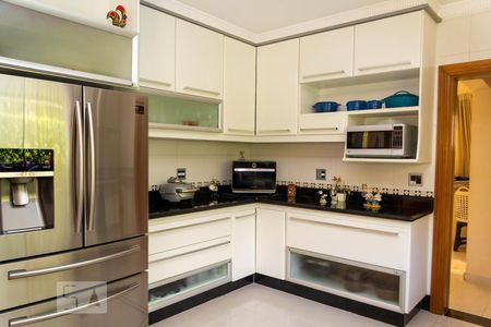 Casa de condomínio à venda com 586m², 4 quartos e 3 vagas Casa de condomínio à venda com 586m², 4 quartos e 3 vagasCozinha