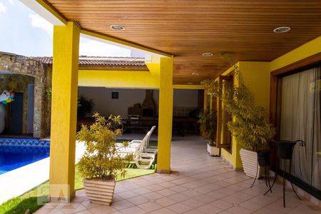 Casa de condomínio à venda com 586m², 4 quartos e 3 vagas Casa de condomínio à venda com 586m², 4 quartos e 3 vagasQuintal
