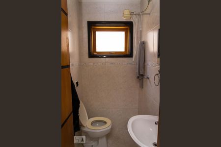 Casa de condomínio à venda com 586m², 4 quartos e 3 vagas Casa de condomínio à venda com 586m², 4 quartos e 3 vagasBanheiro de Serviço