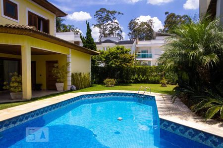 Casa de condomínio à venda com 586m², 4 quartos e 3 vagas Casa de condomínio à venda com 586m², 4 quartos e 3 vagasPiscina / Jadim
