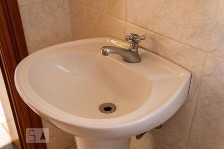 Casa de condomínio à venda com 586m², 4 quartos e 3 vagas Casa de condomínio à venda com 586m², 4 quartos e 3 vagasBanheiro