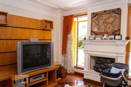 Casa de condomínio à venda com 586m², 4 quartos e 3 vagas Casa de condomínio à venda com 586m², 4 quartos e 3 vagasSala de TV
