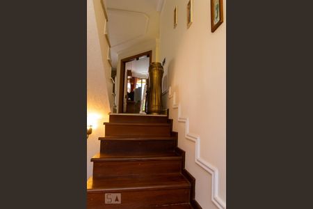 Casa de condomínio à venda com 586m², 4 quartos e 3 vagas Casa de condomínio à venda com 586m², 4 quartos e 3 vagasEscada