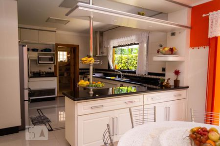 Casa de condomínio à venda com 586m², 4 quartos e 3 vagas Casa de condomínio à venda com 586m², 4 quartos e 3 vagasCozinha