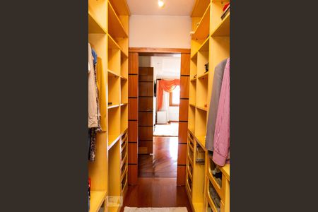 Casa de condomínio à venda com 586m², 4 quartos e 3 vagas Casa de condomínio à venda com 586m², 4 quartos e 3 vagasCloset do quarto