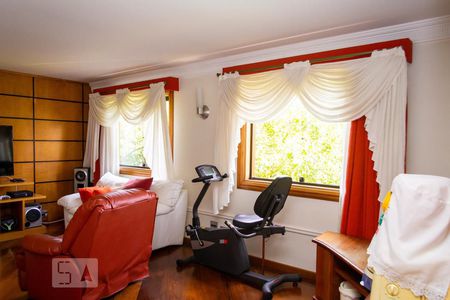 Casa de condomínio à venda com 586m², 4 quartos e 3 vagas Casa de condomínio à venda com 586m², 4 quartos e 3 vagasSala de TV