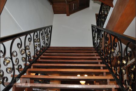 Casa à venda com 300m², 3 quartos e 3 vagasEscada - acesso aos quartos