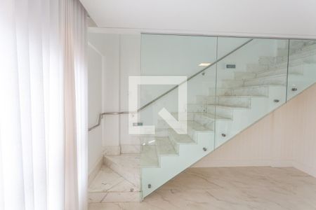 Apartamento à venda com 357m², 4 quartos e 3 vagas Apartamento à venda com 357m², 4 quartos e 3 vagasEscada de Acesso a Cobertura