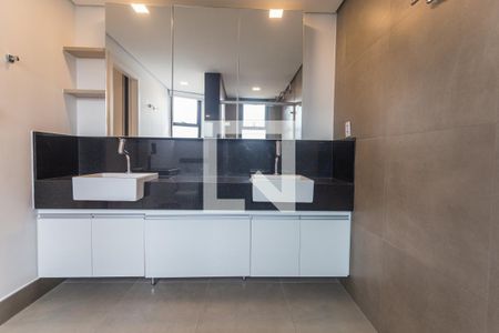 Apartamento à venda com 357m², 4 quartos e 3 vagas Apartamento à venda com 357m², 4 quartos e 3 vagasBanheiro da Suíte 1