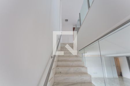 Apartamento à venda com 357m², 4 quartos e 3 vagas Apartamento à venda com 357m², 4 quartos e 3 vagasEscada de Acesso a Cobertura