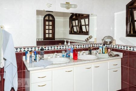 Casa à venda com 220m², 3 quartos e 4 vagas Casa à venda com 220m², 3 quartos e 4 vagasBanheiro da suíte