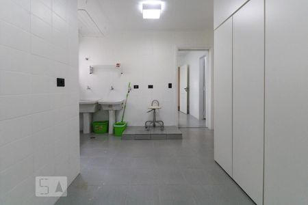 Apartamento à venda com 279m², 4 quartos e 4 vagas Apartamento à venda com 279m², 4 quartos e 4 vagasÁrea de serviço
