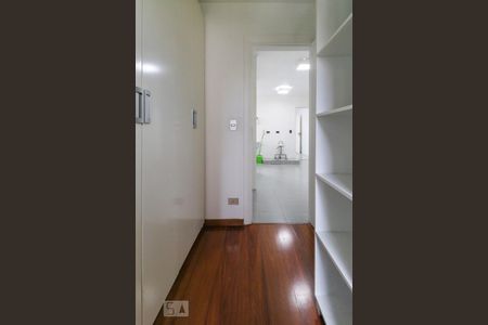 Apartamento à venda com 279m², 4 quartos e 4 vagas Apartamento à venda com 279m², 4 quartos e 4 vagasQuarto de serviço 2
