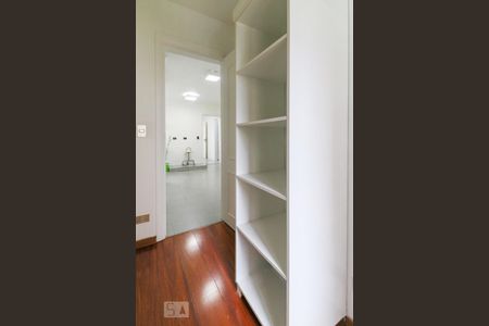 Apartamento à venda com 279m², 4 quartos e 4 vagas Apartamento à venda com 279m², 4 quartos e 4 vagasQuarto de serviço 2
